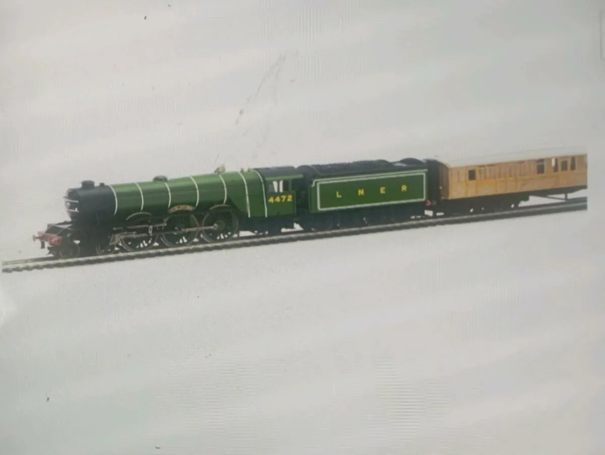 HORNBY FLYING SCOTMAN OO GAUGE TRAIN SET. - Image 3