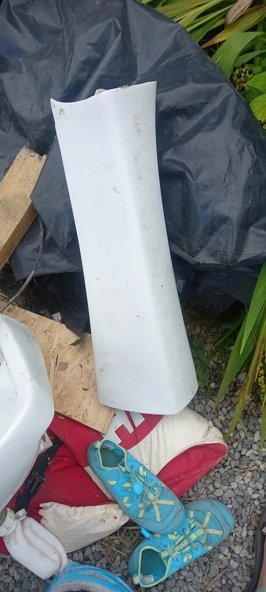 Bathroom sink - Image 1