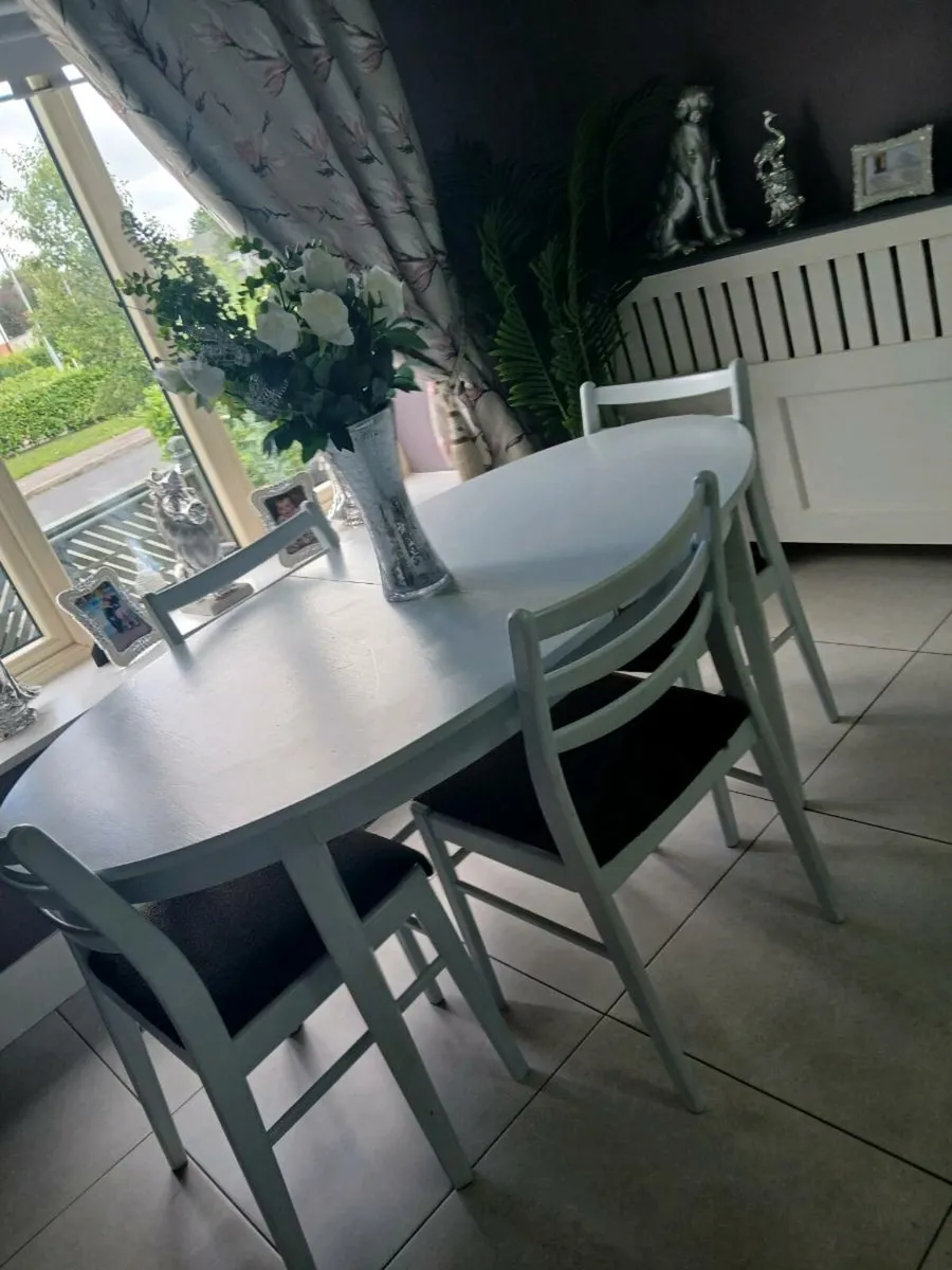 Table chairs - Image 1