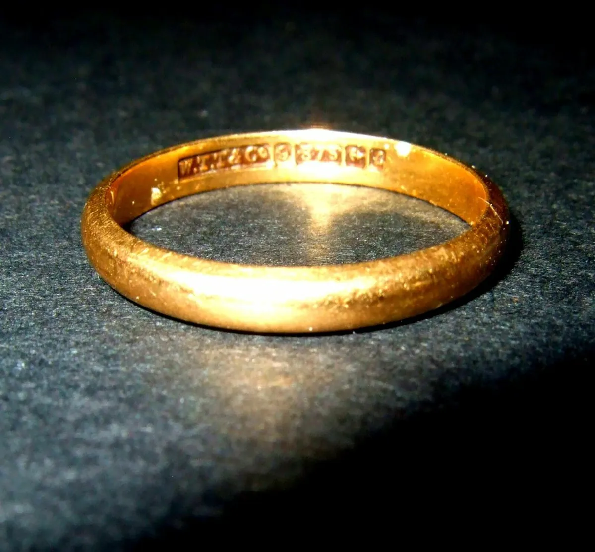 Vintage Hallmarked 9ct Unisex Wedding Ring - Image 1