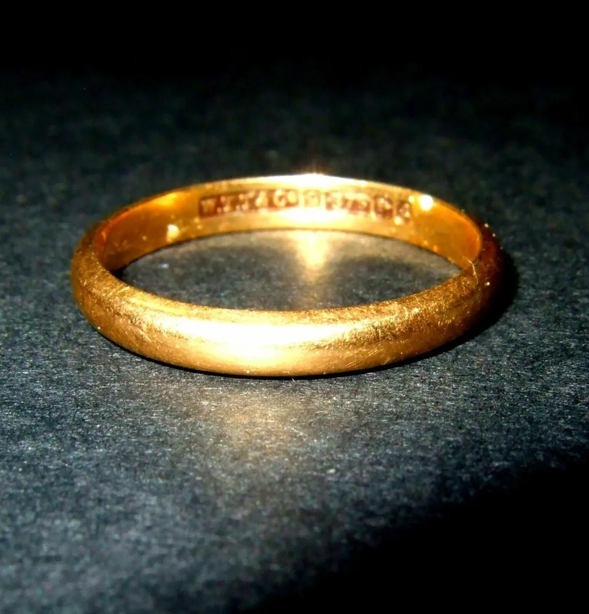 Vintage Hallmarked 9ct Unisex Wedding Ring - Image 3