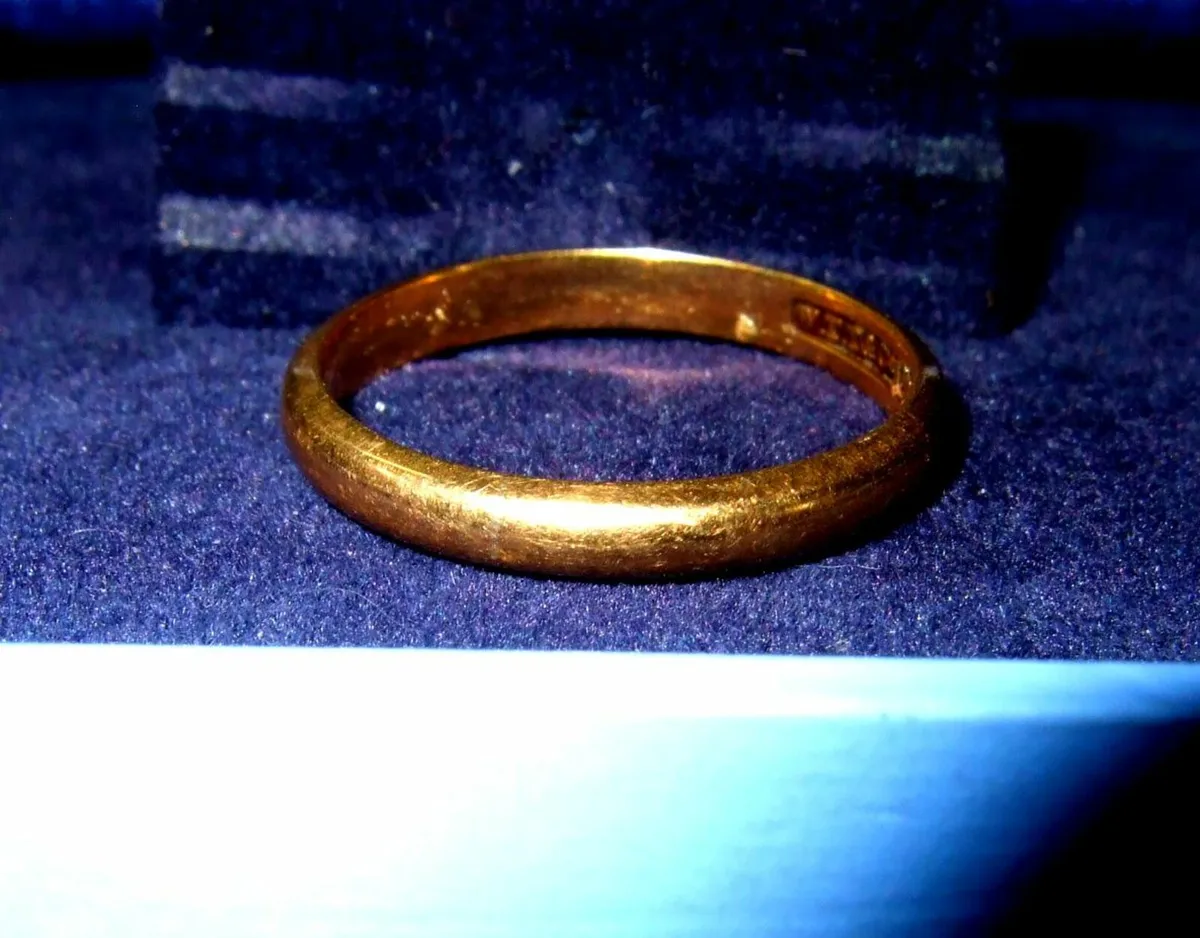 Vintage Hallmarked 9ct Unisex Wedding Ring - Image 4