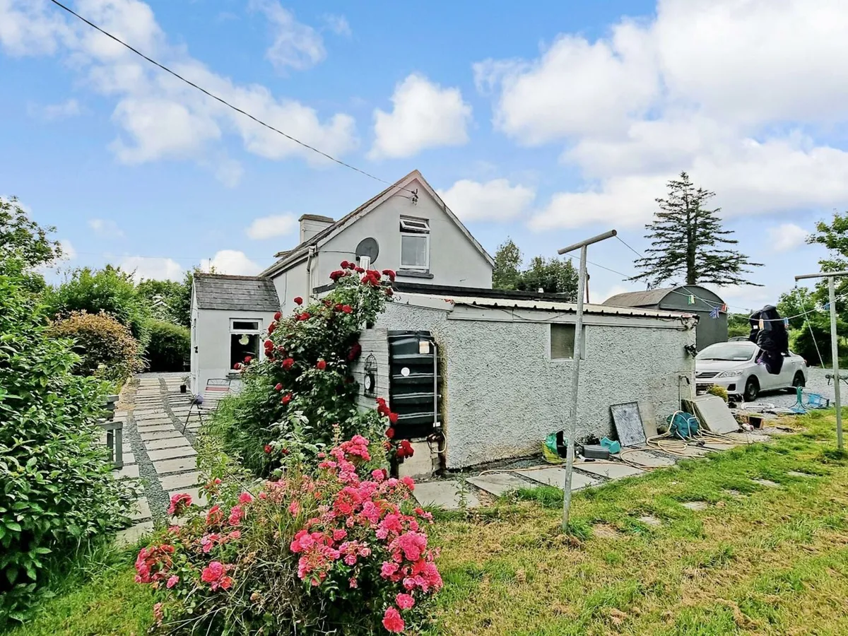 House and garden - Image 2