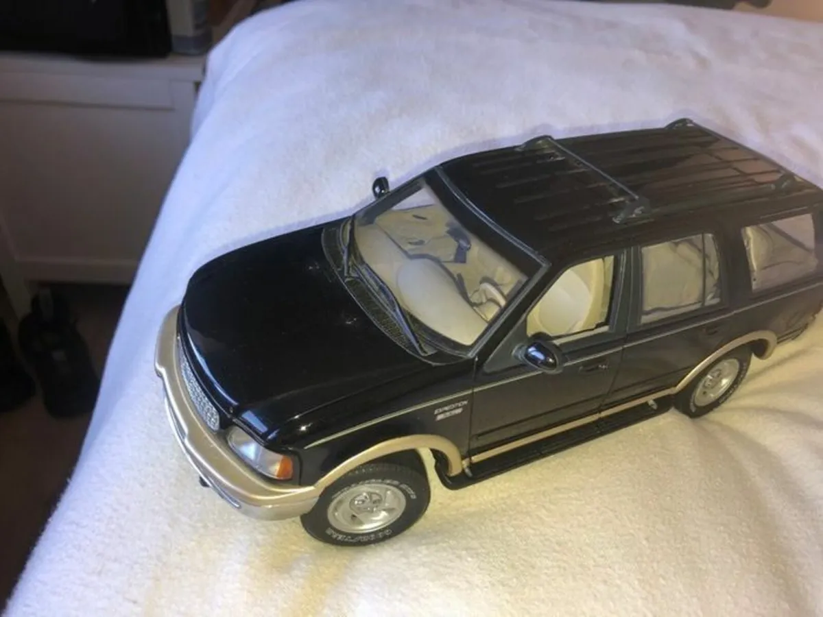 Ford Expedition model 1/18 scale - Image 3