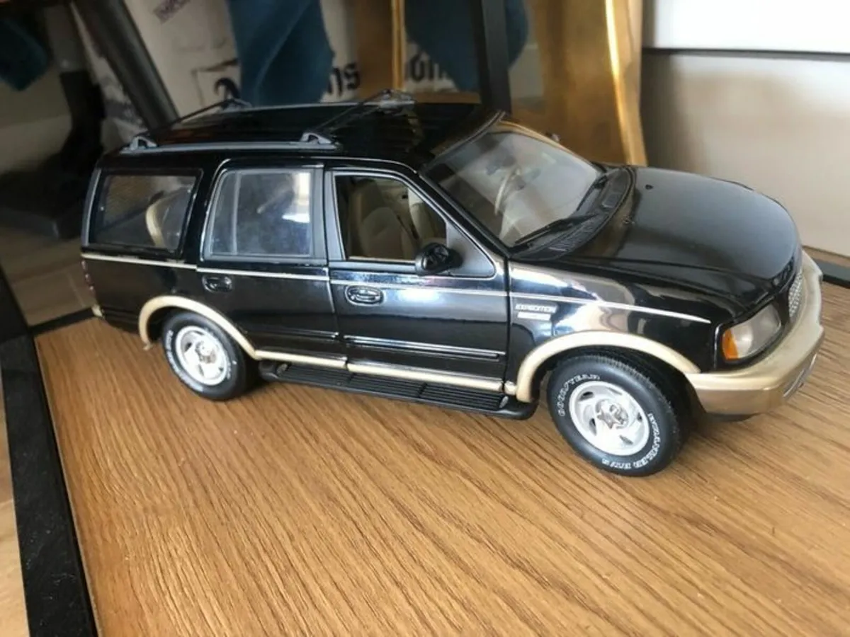 Ford Expedition model 1/18 scale - Image 1