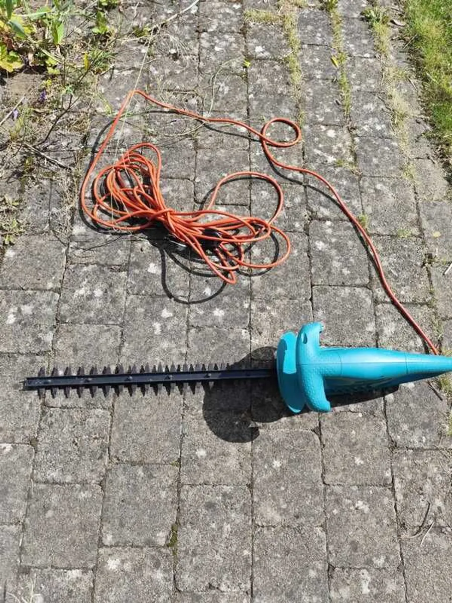 Electric hedge cutter - Image 1