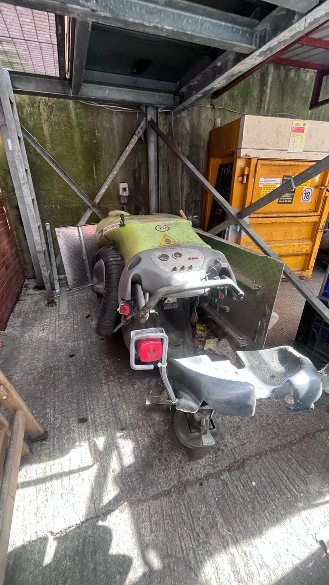 Road/carpark sweeper - Image 2