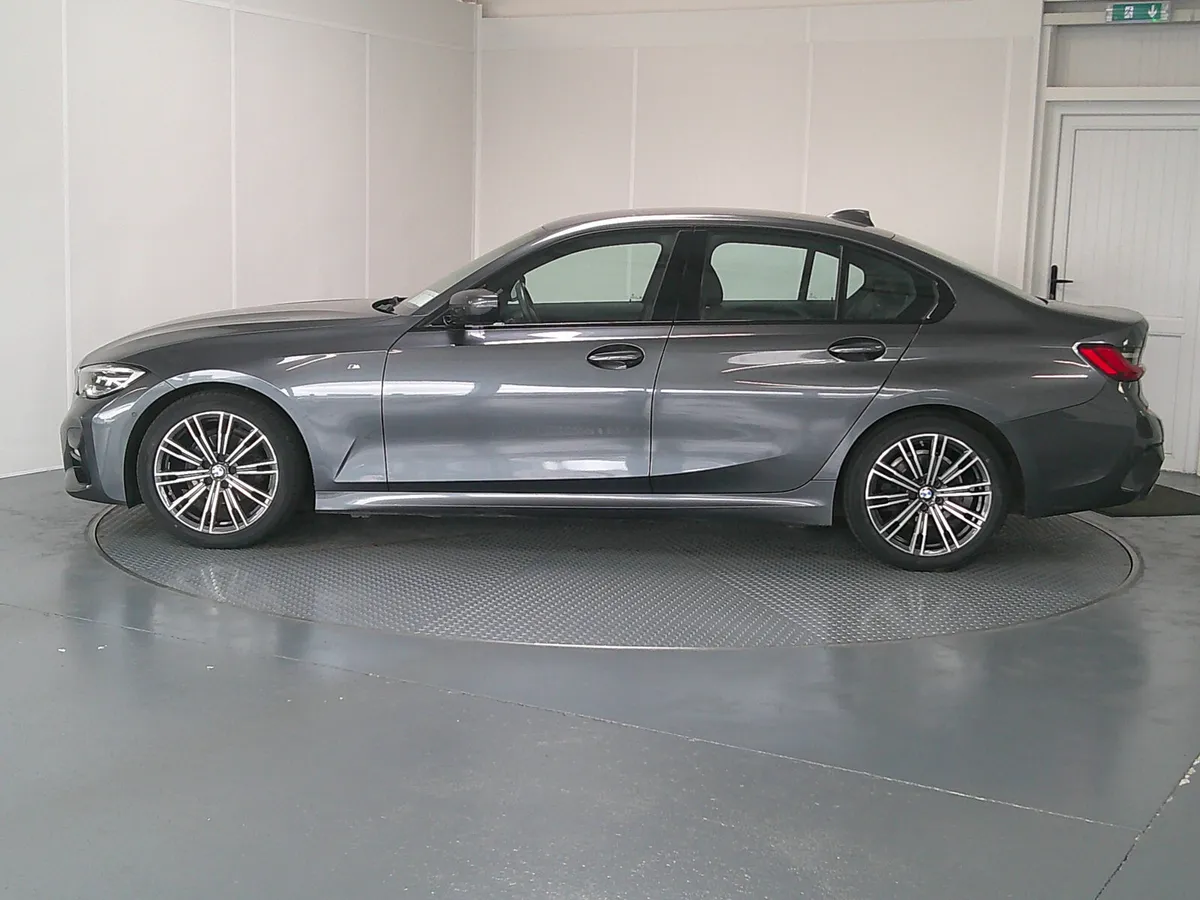BMW 3-Series 2022 - Image 4