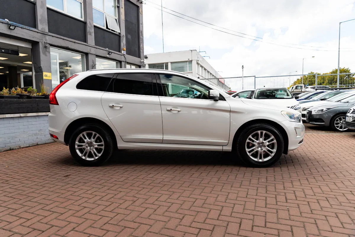 VOLVO XC60 2.0D4 SE LUXURY DELUXE 5DR ESTATE AUTO - Image 2