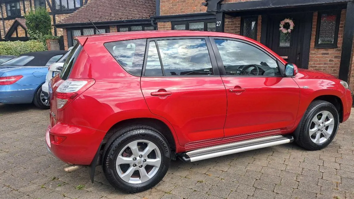 TOYOTA  RAV 4 AUTO 4X4 2011 ONLY 146000 KLMS - Image 2