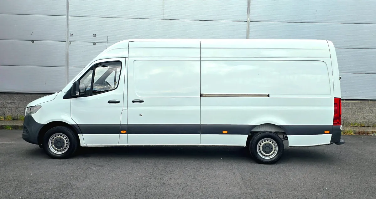 Mercedes Sprinter 319 V6 Auto - Image 2