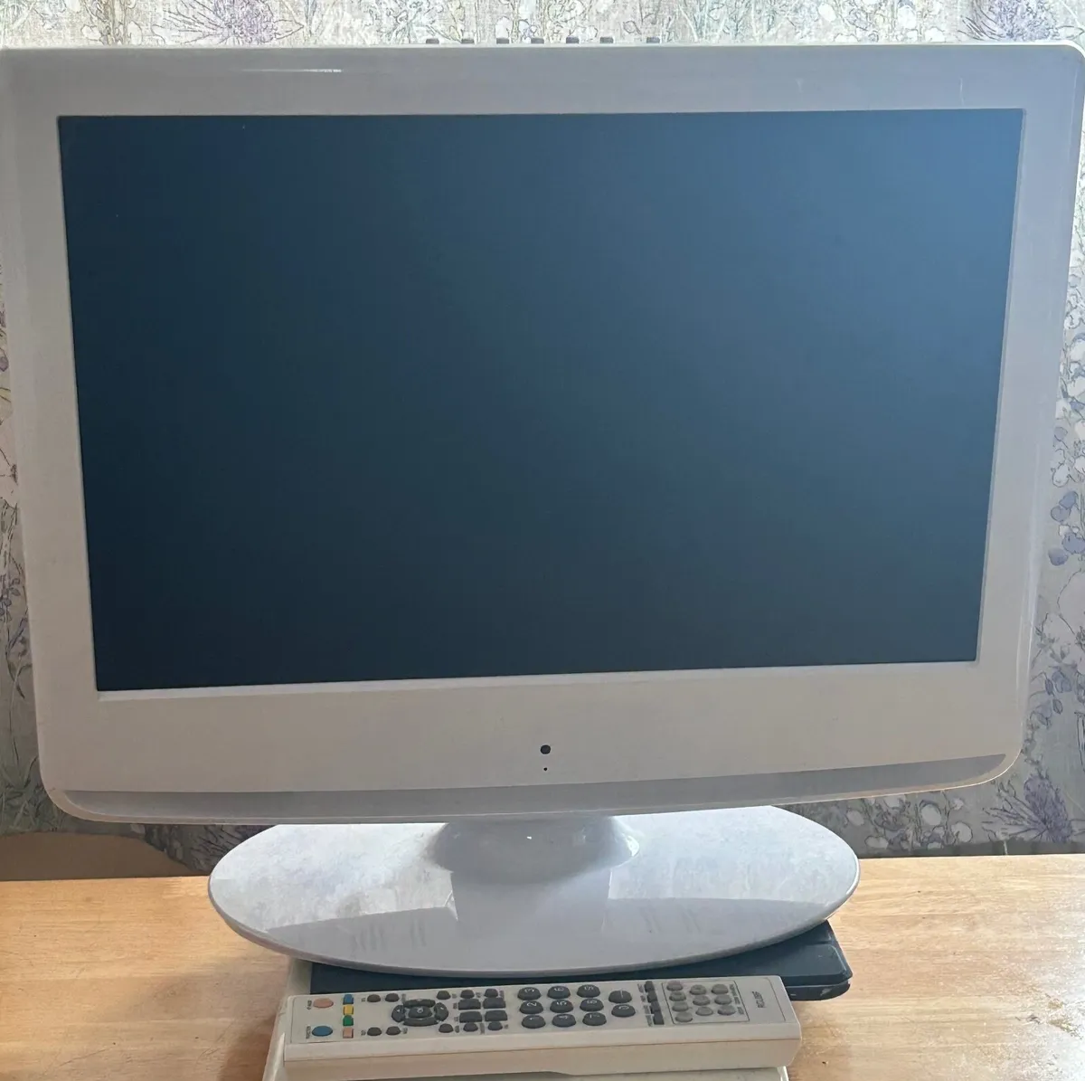 White TV/DVD Combi 19 inch with Remote - Image 1