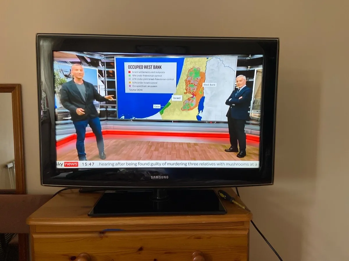 Samsung.  32. Inch.  TV.  With.   Remote