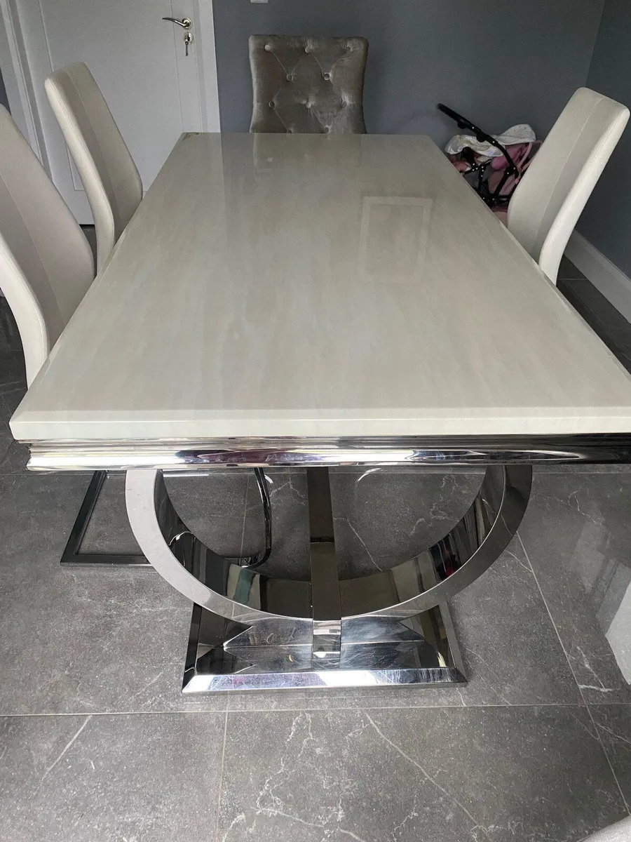 Dining table and chairs - Image 1