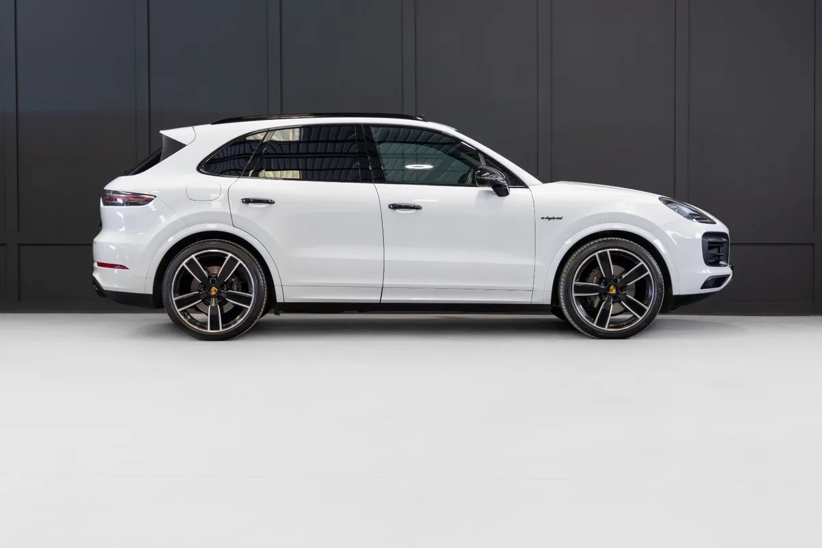 2023 Porsche Cayenne Platinum Edition V6 E-Hybrid - Image 2