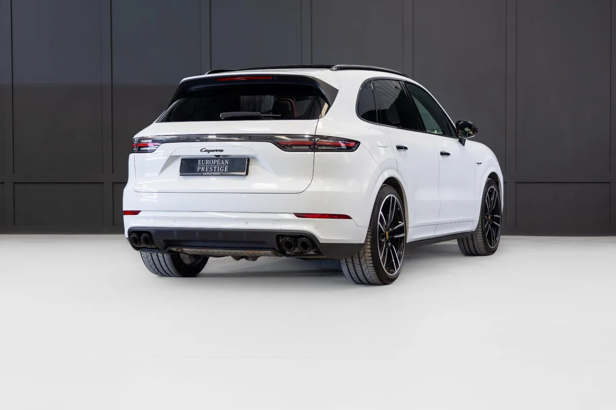 2023 Porsche Cayenne Platinum Edition V6 E-Hybrid - Image 3