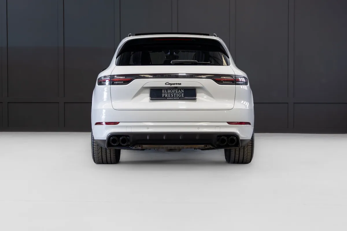 2023 Porsche Cayenne Platinum Edition V6 E-Hybrid - Image 4