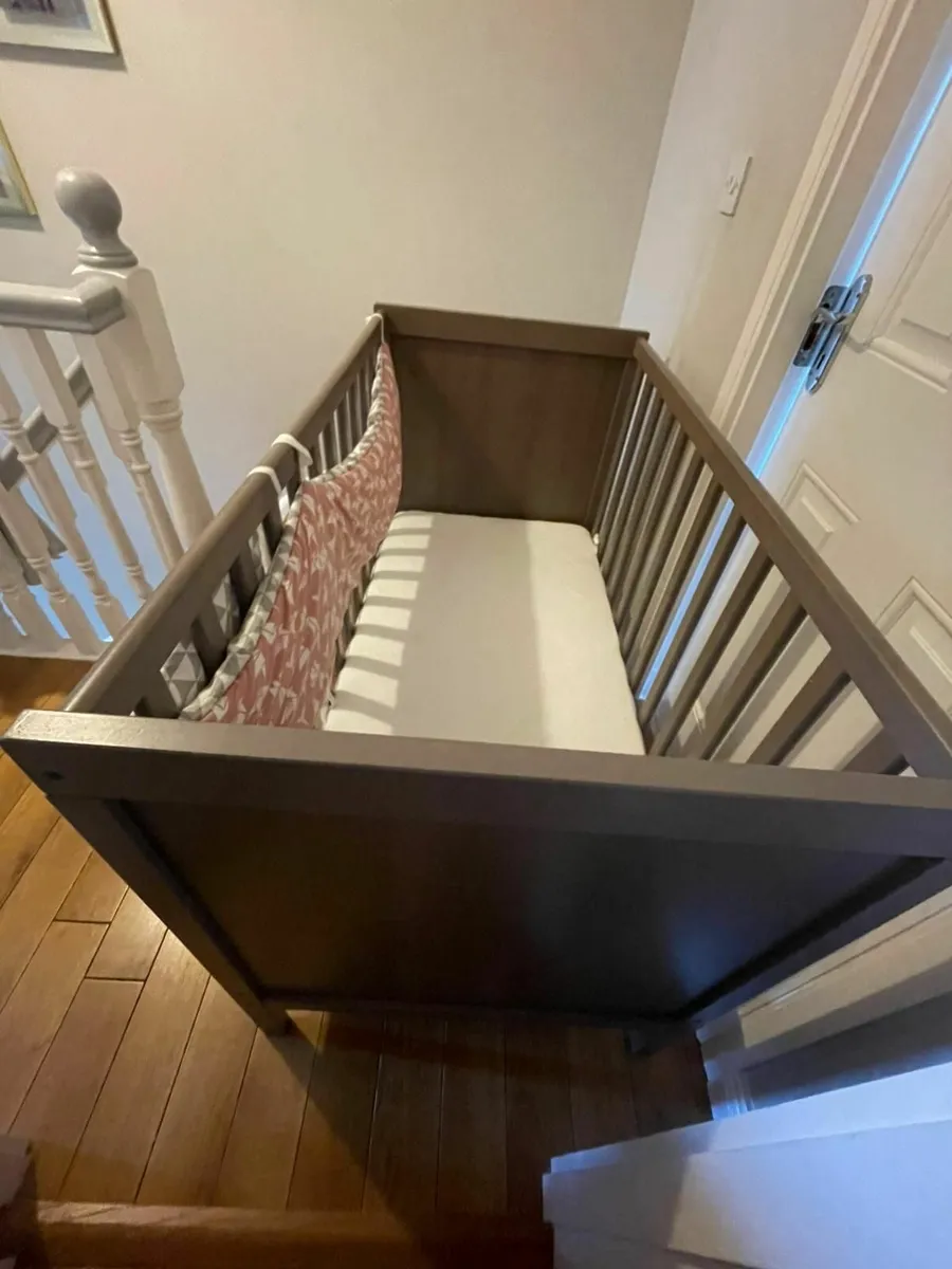 Cot bed + mattress - Image 1
