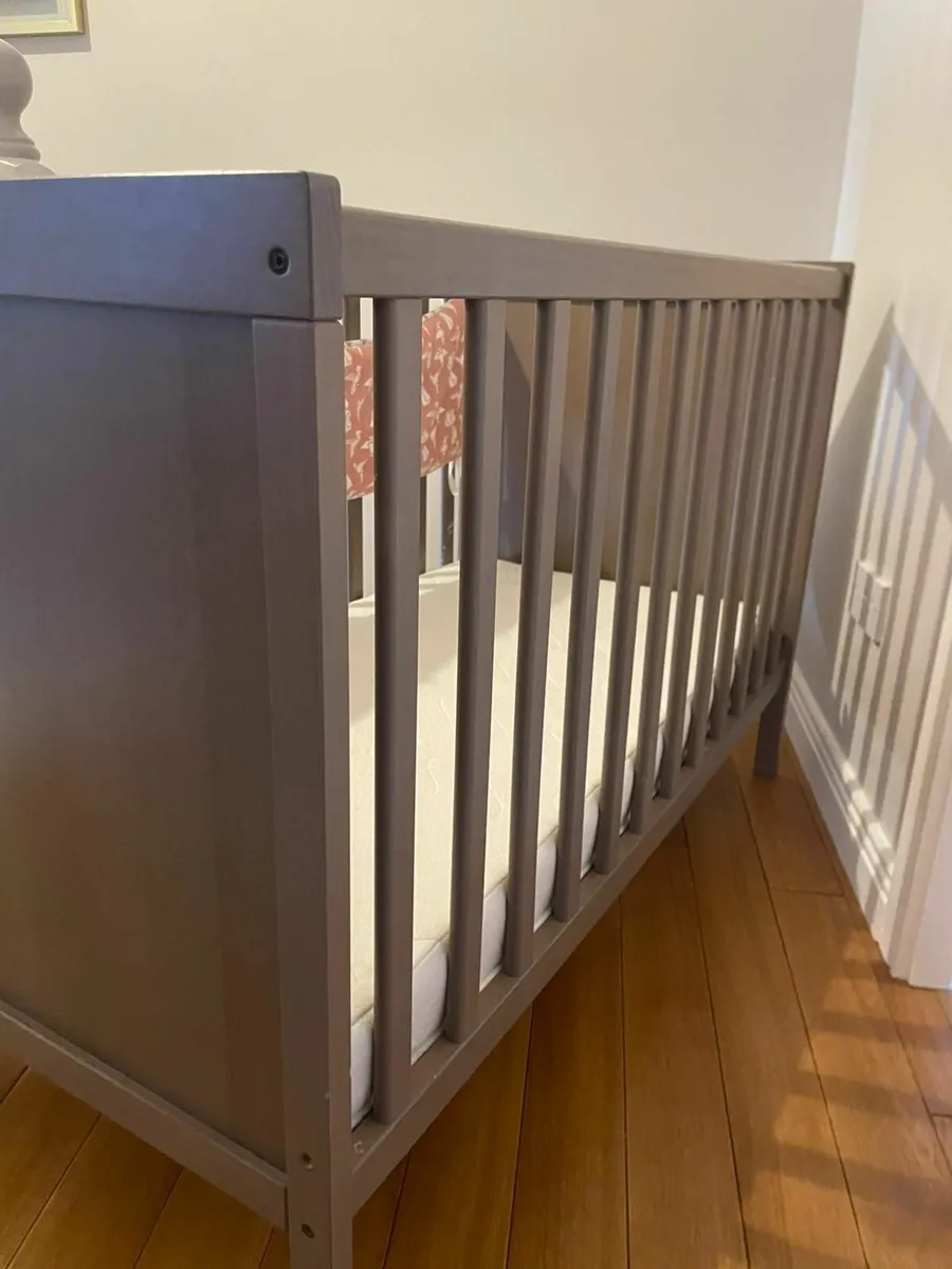 Cot bed + mattress - Image 2