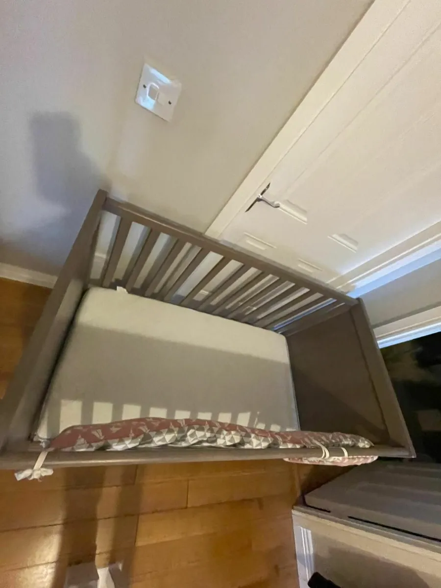 Cot bed + mattress - Image 3