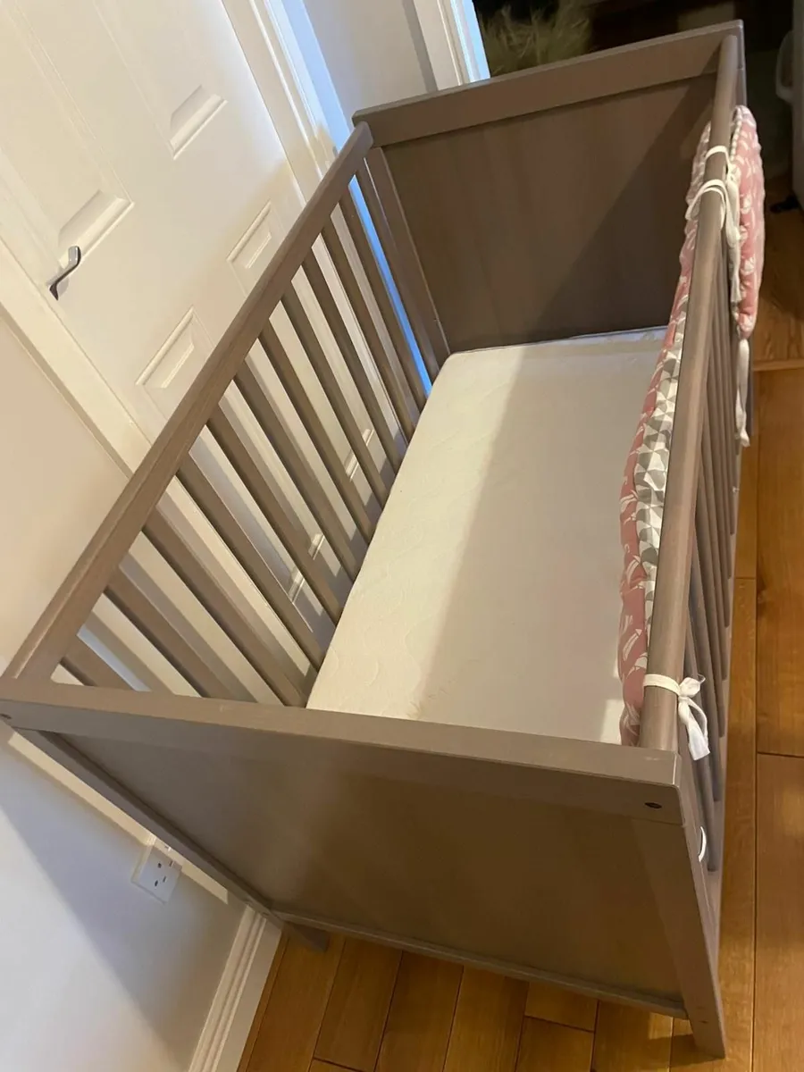 Cot bed + mattress - Image 4