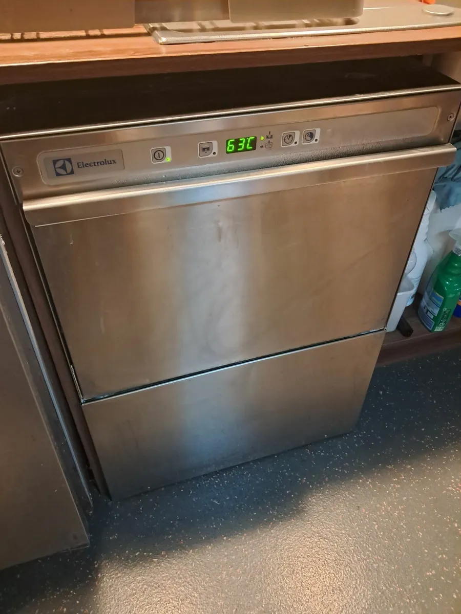 Dishwasher with pump - Image 1
