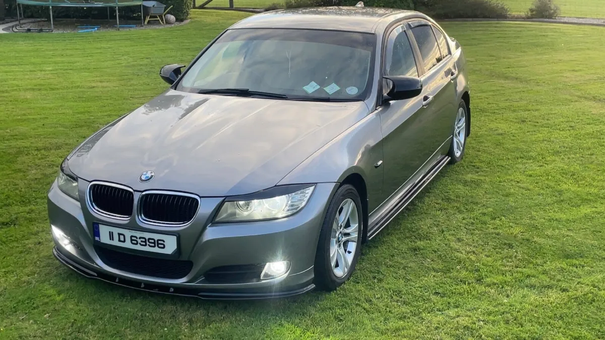 BMW 3-Series 2011 - Image 2