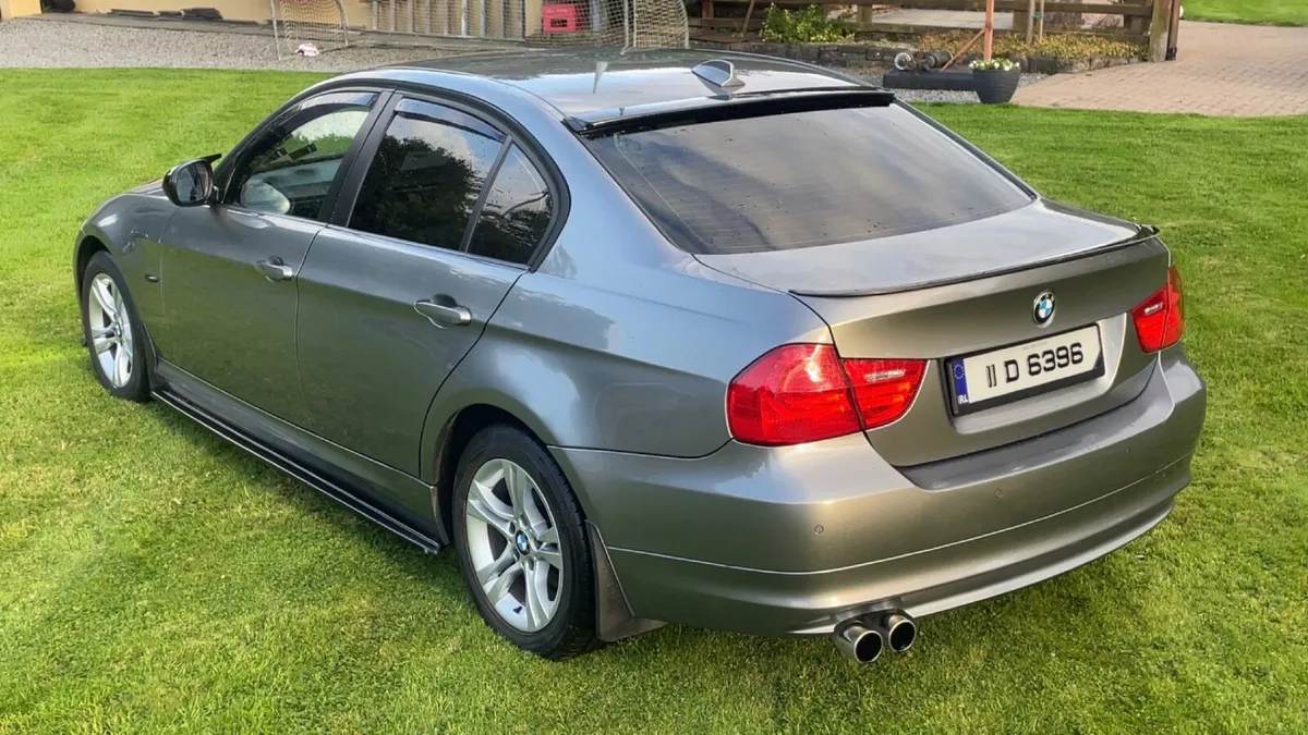 BMW 3-Series 2011 - Image 4