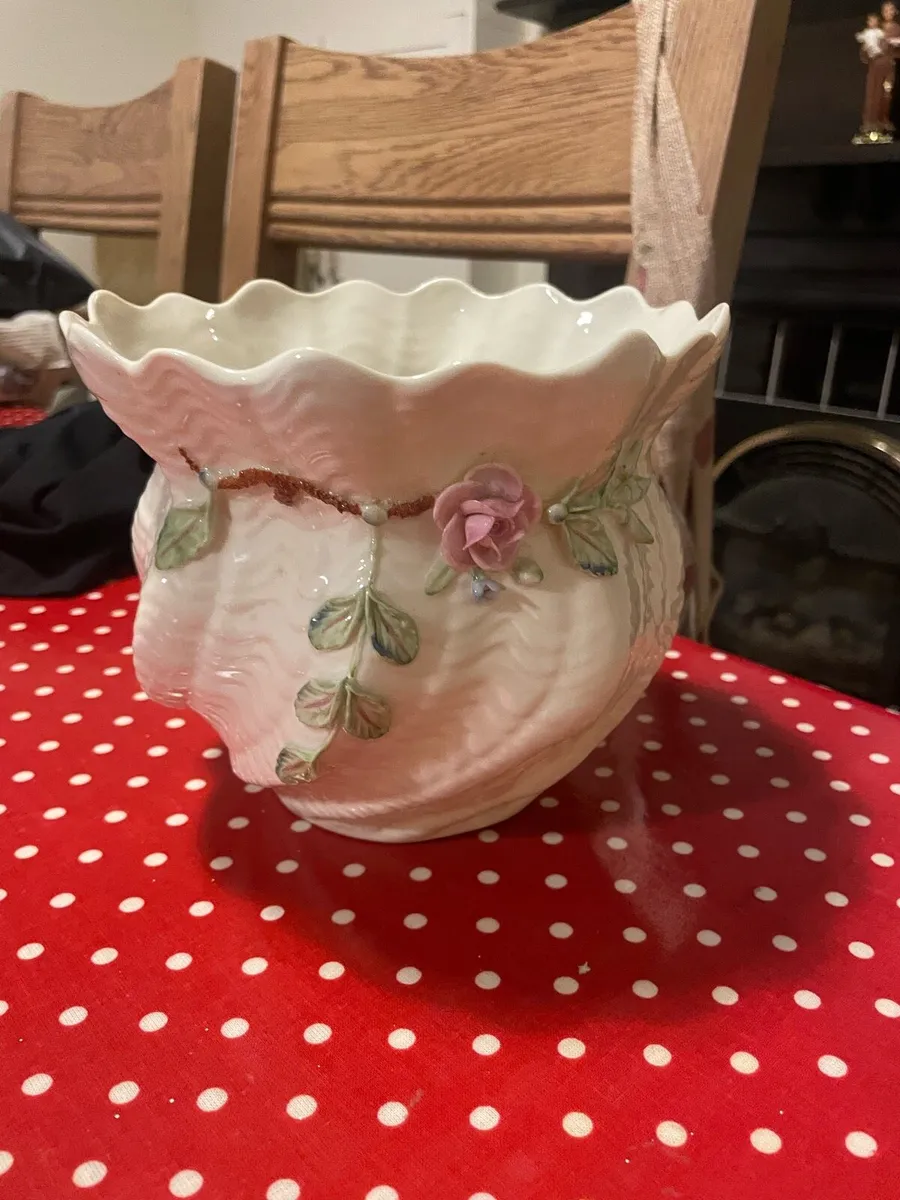 Belleek cache pot - Image 1