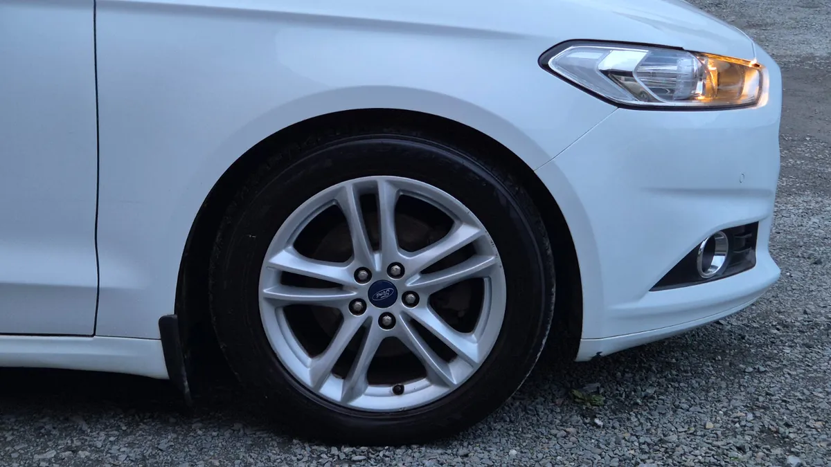 Ford Mondeo Zetec 1.5 TDCi 120PS Hatchback Manual - Image 4