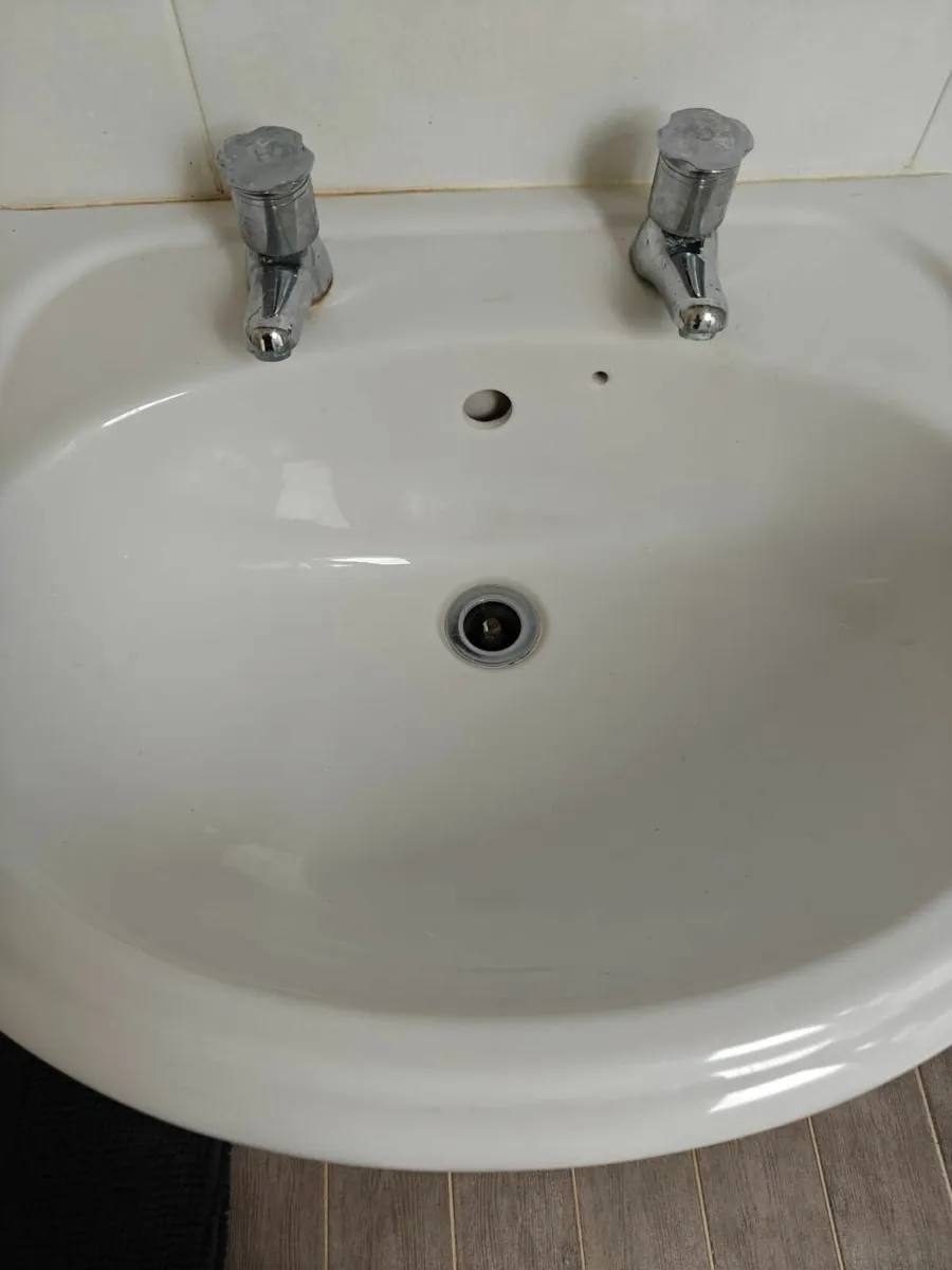 Bathroom sink - Image 1