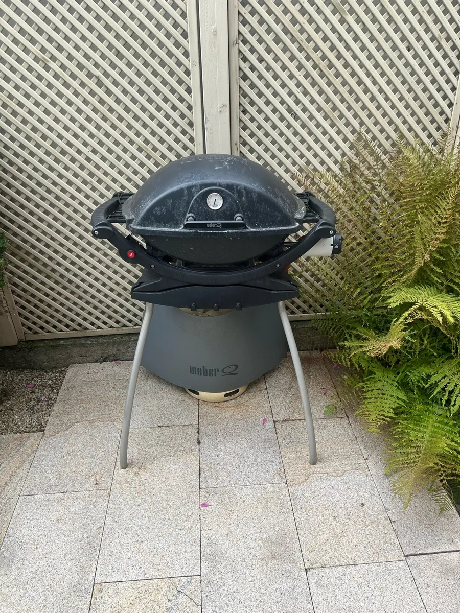 Weber gas barbecue - Image 1