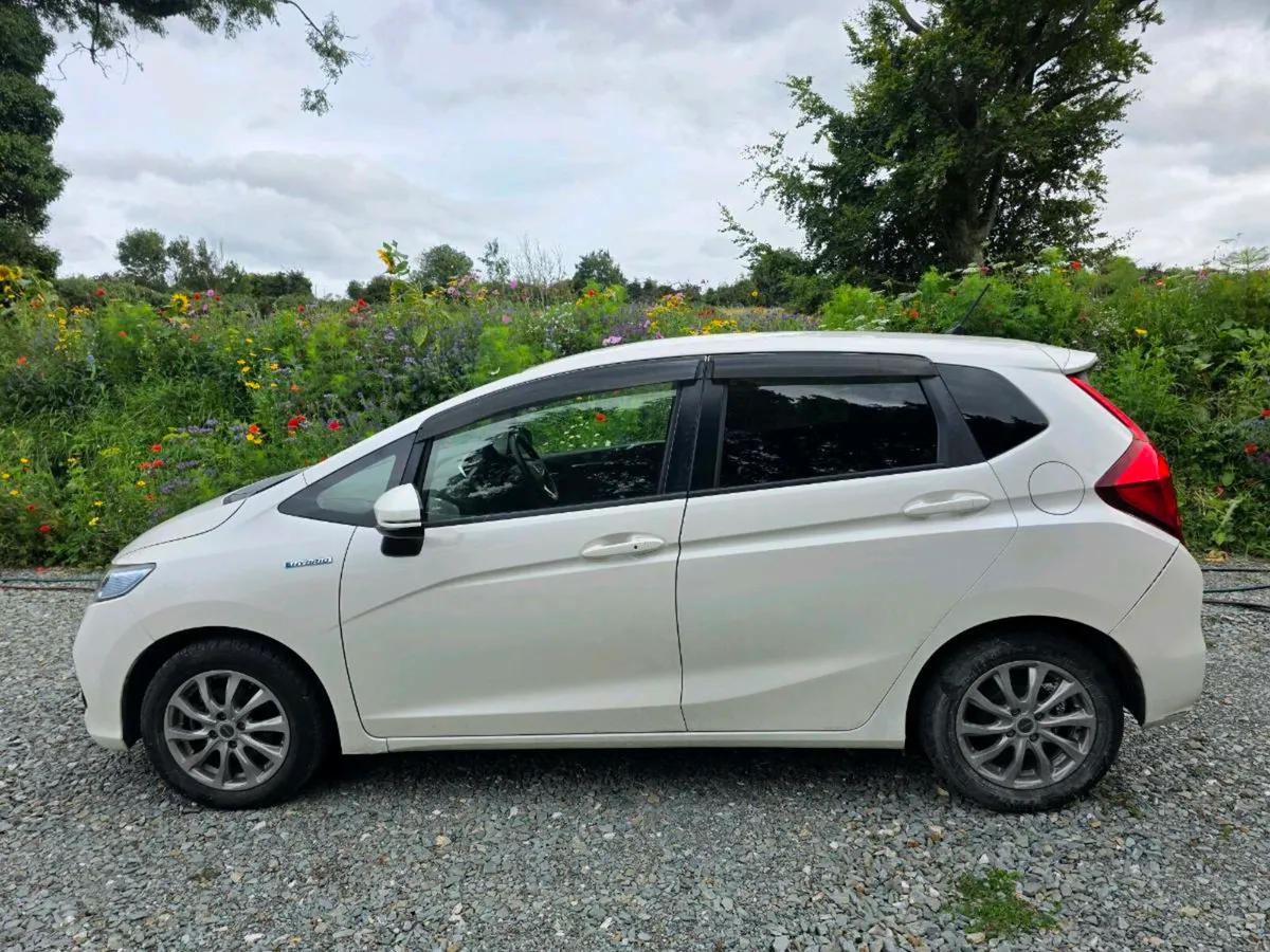 HONDA FIT HYBRID 2018 LIGHT DAMAGE DRIVE HOME - Image 3