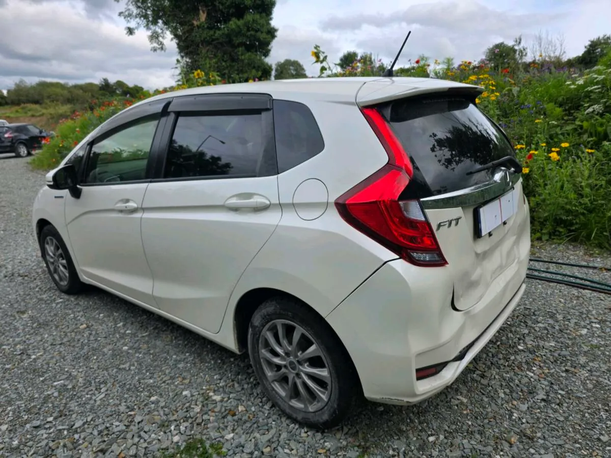 HONDA FIT HYBRID 2018 LIGHT DAMAGE DRIVE HOME - Image 4