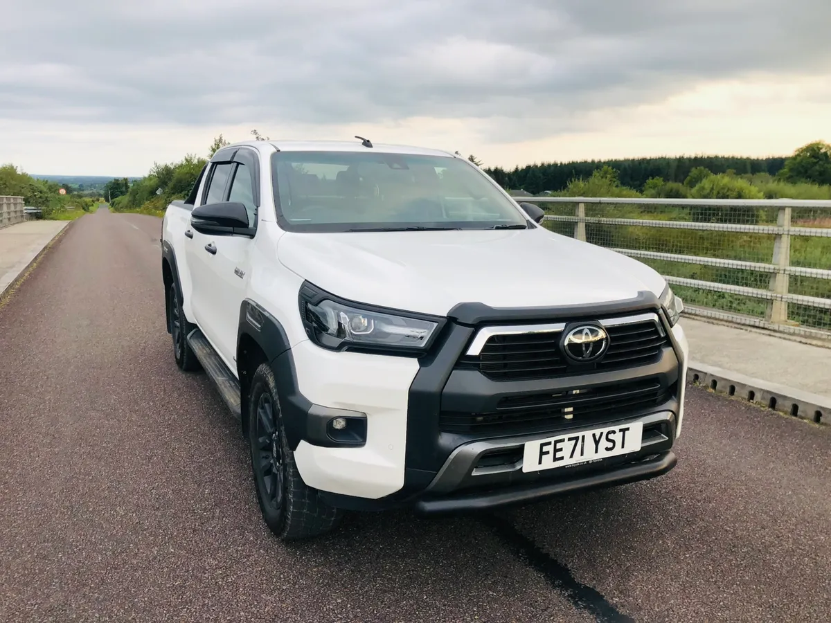 2021 Toyota Hilux Invincible x - Image 2