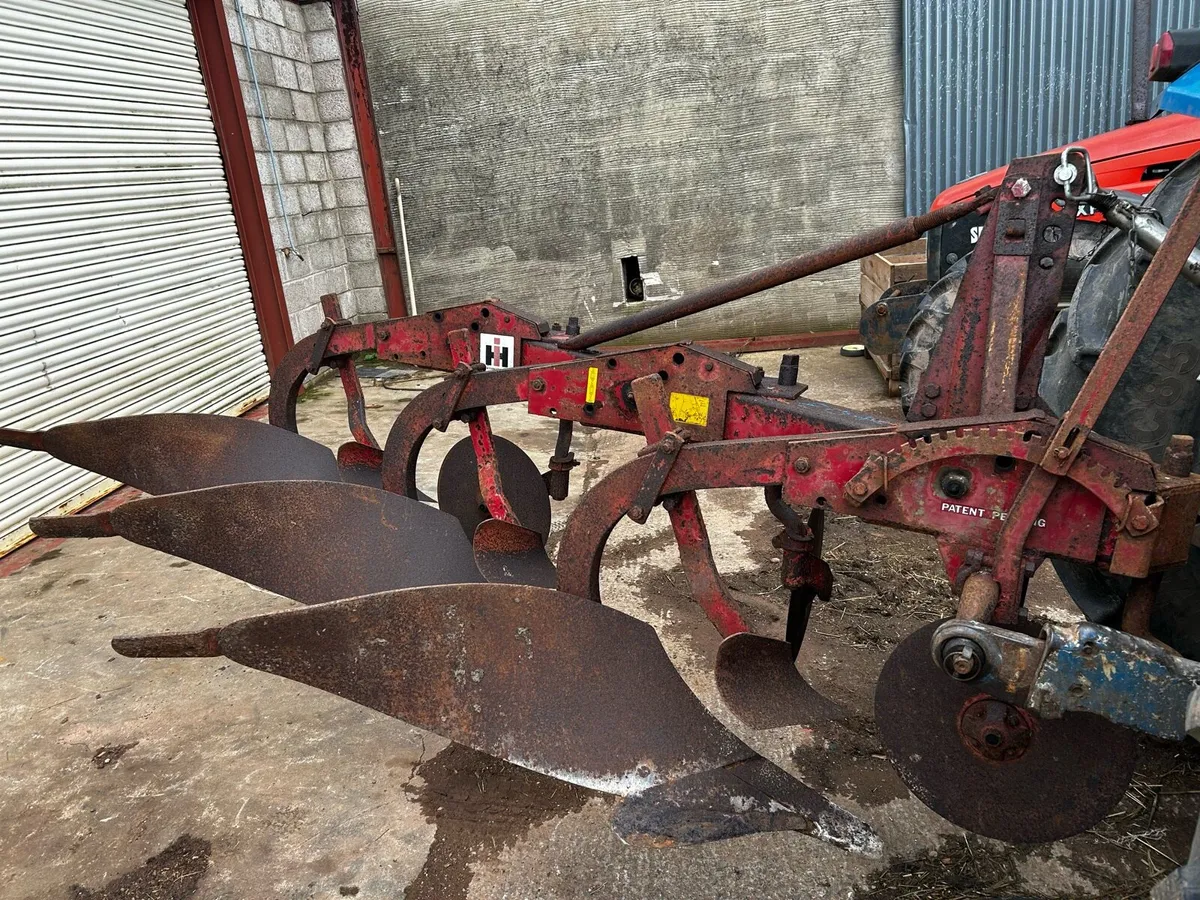 International 3 fur 300 plough ( very original) - Image 1