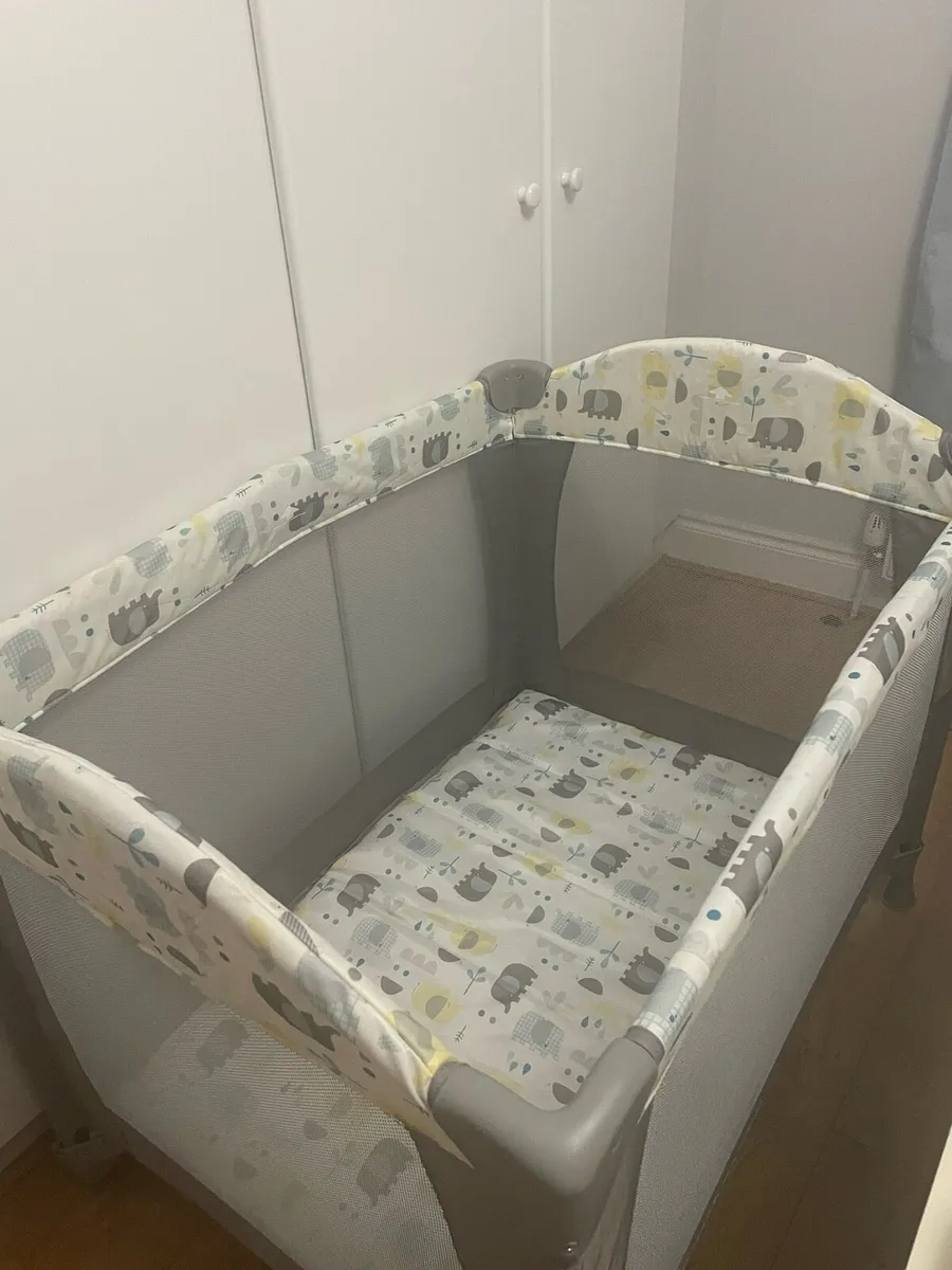 Travel cot plus 2 travel mattresses - Image 3
