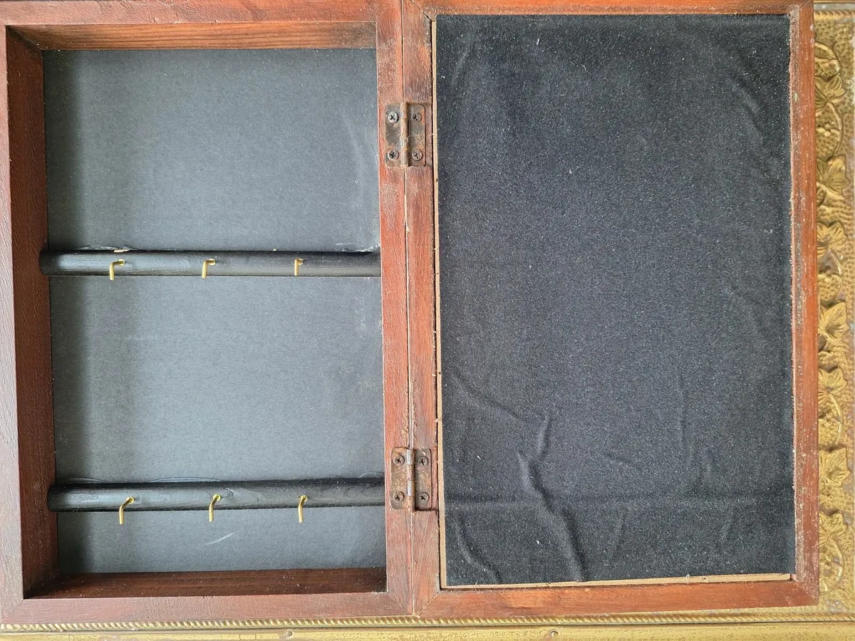 Vintage music themed key cabinet - Image 2
