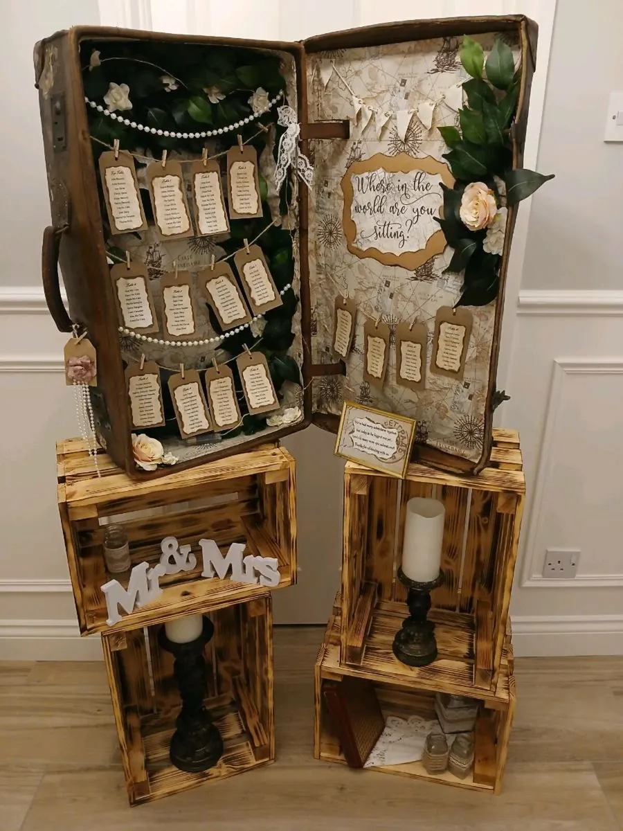 Vintage seating plan with crates and accessories - Image 1