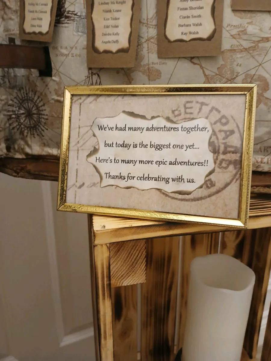 Vintage seating plan with crates and accessories - Image 2