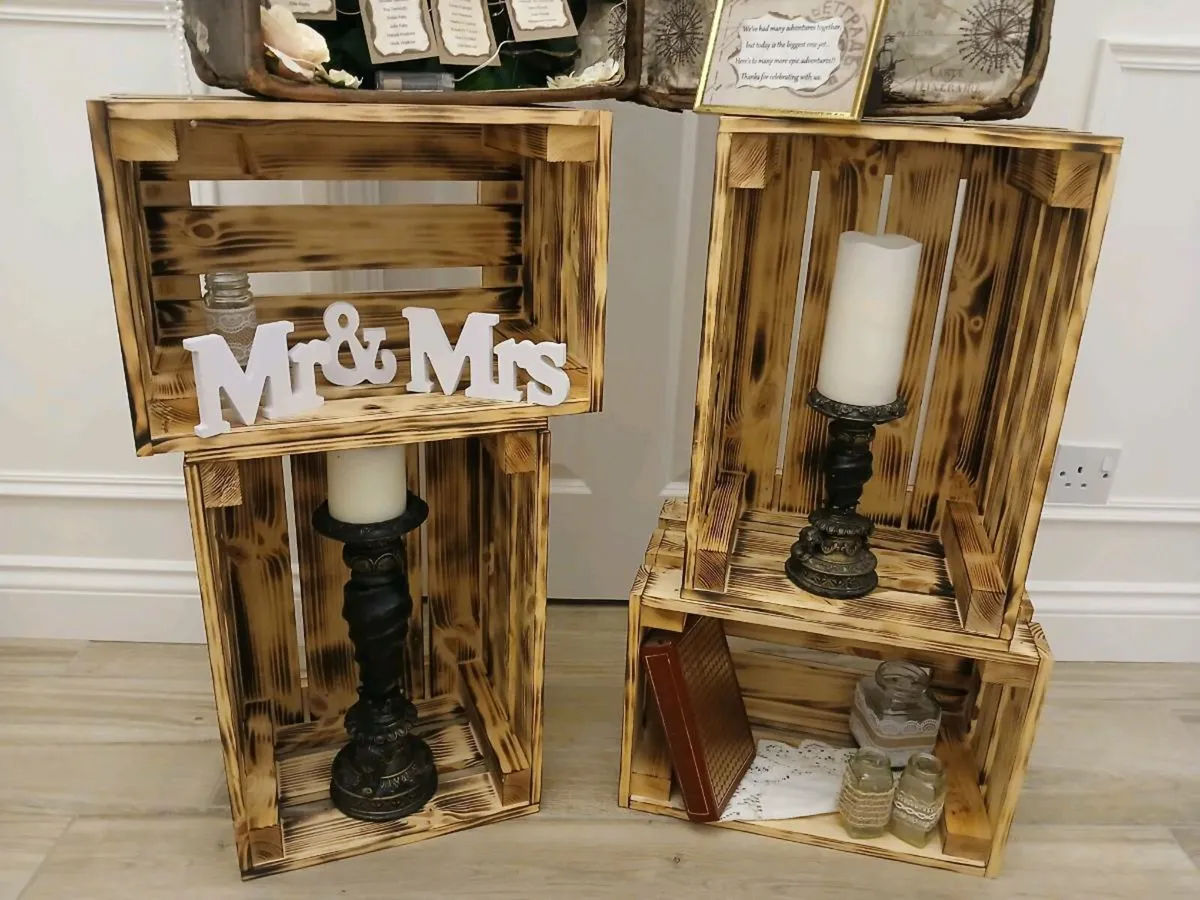 Vintage seating plan with crates and accessories - Image 3