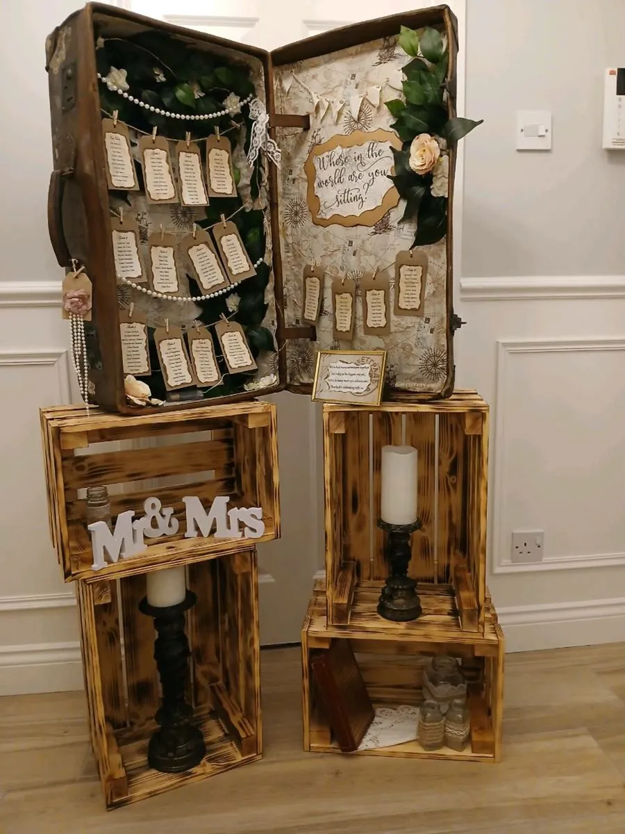 Vintage seating plan with crates and accessories - Image 4