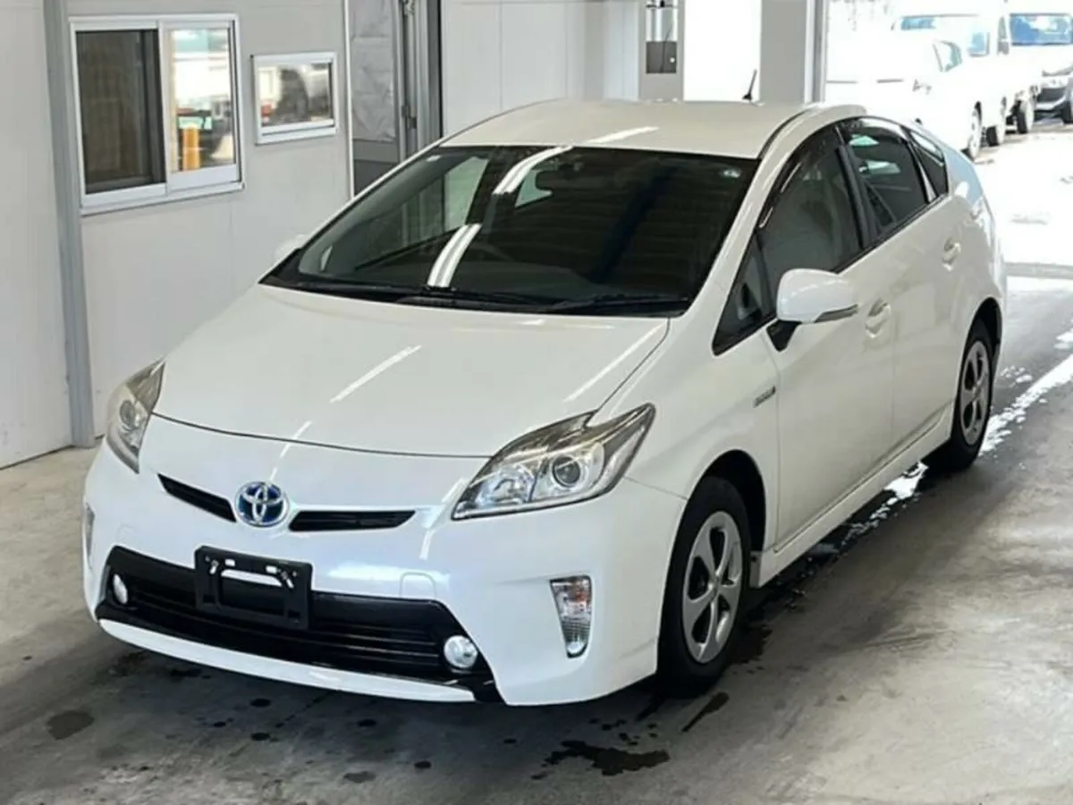 Toyota Prius 2015 Hybrid Automatic 102000 KM - Image 2