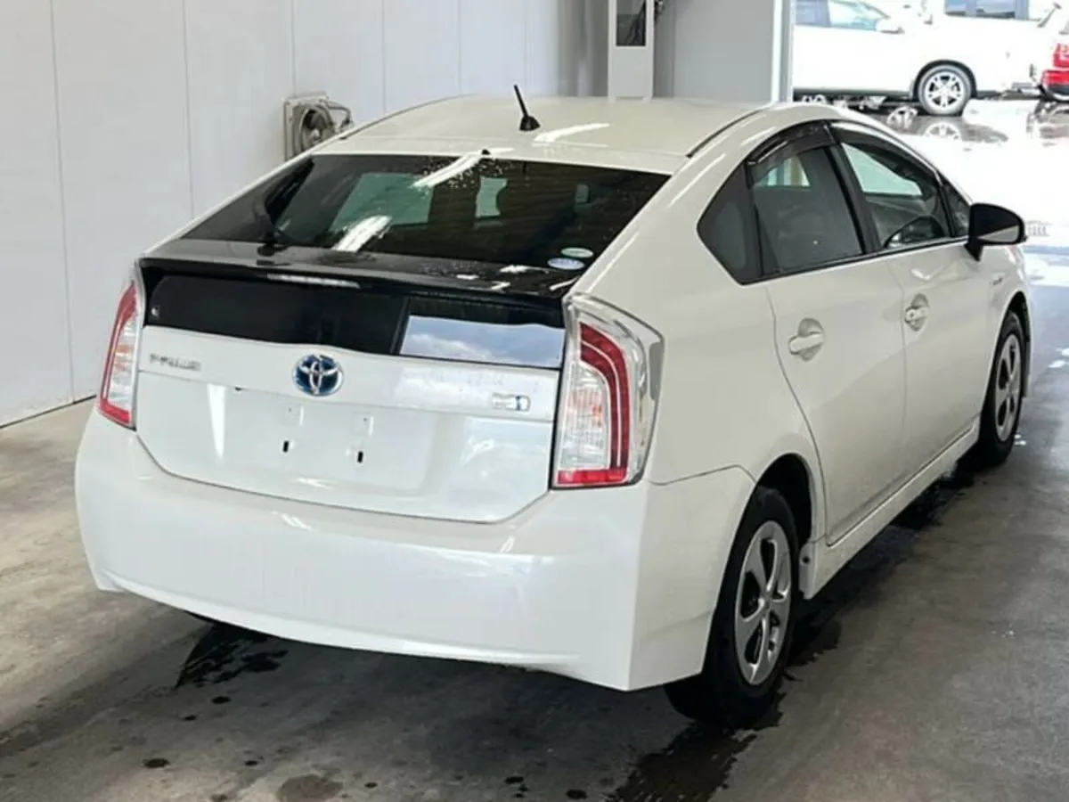 Toyota Prius 2015 Hybrid Automatic 102000 KM - Image 3