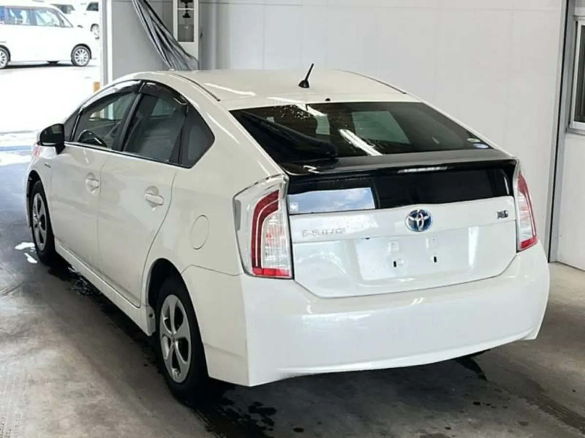 Toyota Prius 2015 Hybrid Automatic 102000 KM - Image 4