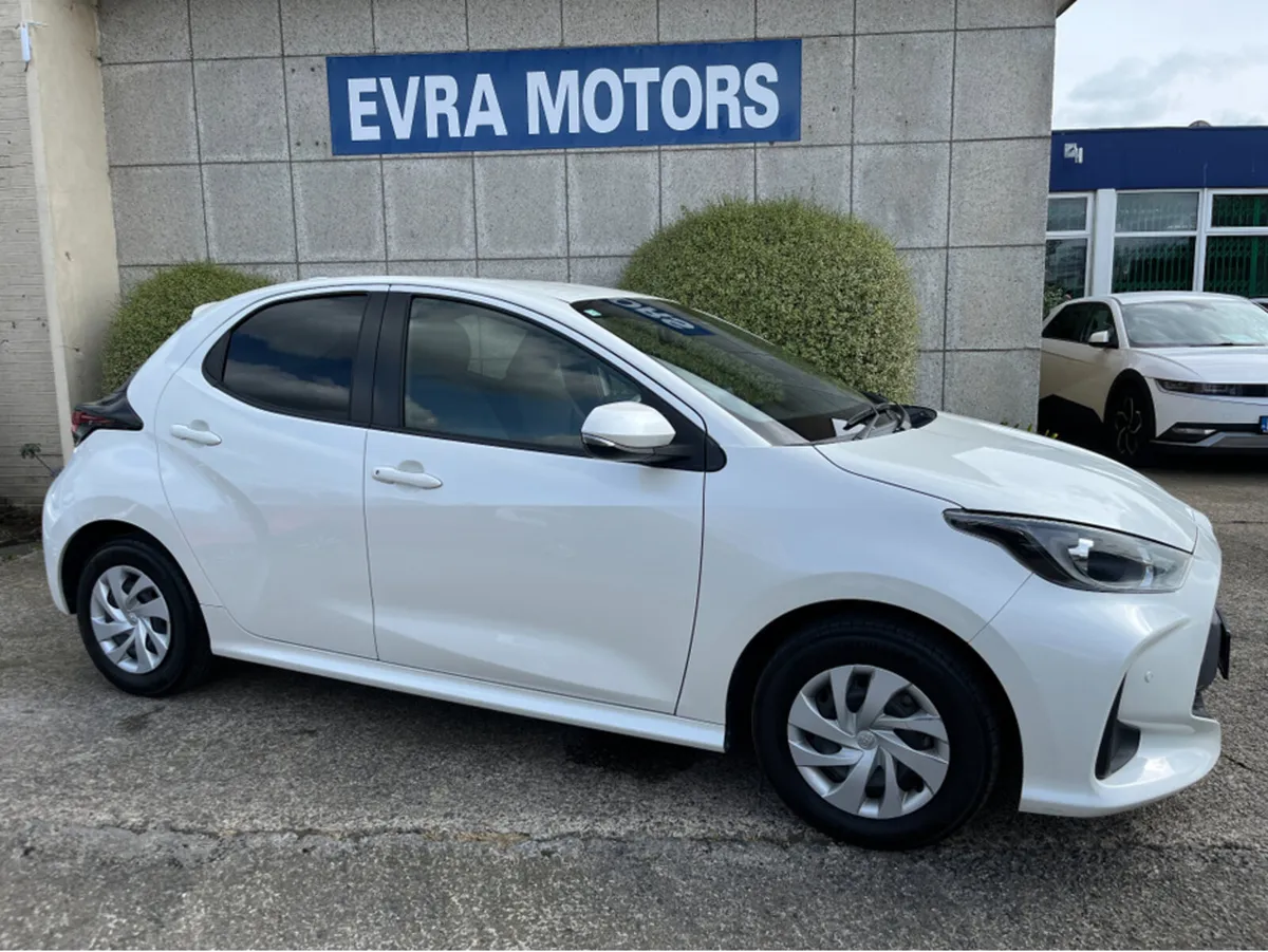 Toyota Yaris AUTOMATIC HYBRID 1.5 PETROL //KEYLESS - Image 3