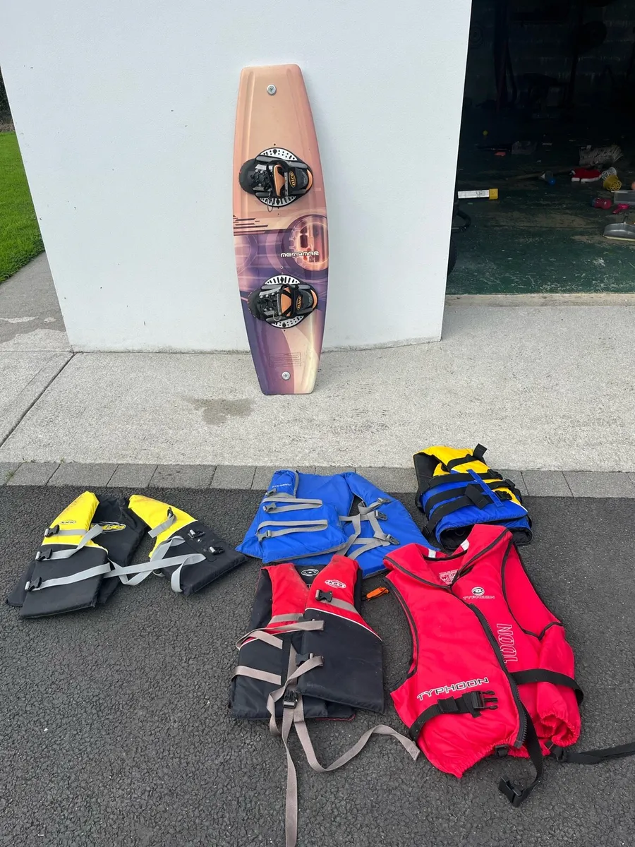 Wake board and 5 life jackets - Image 1