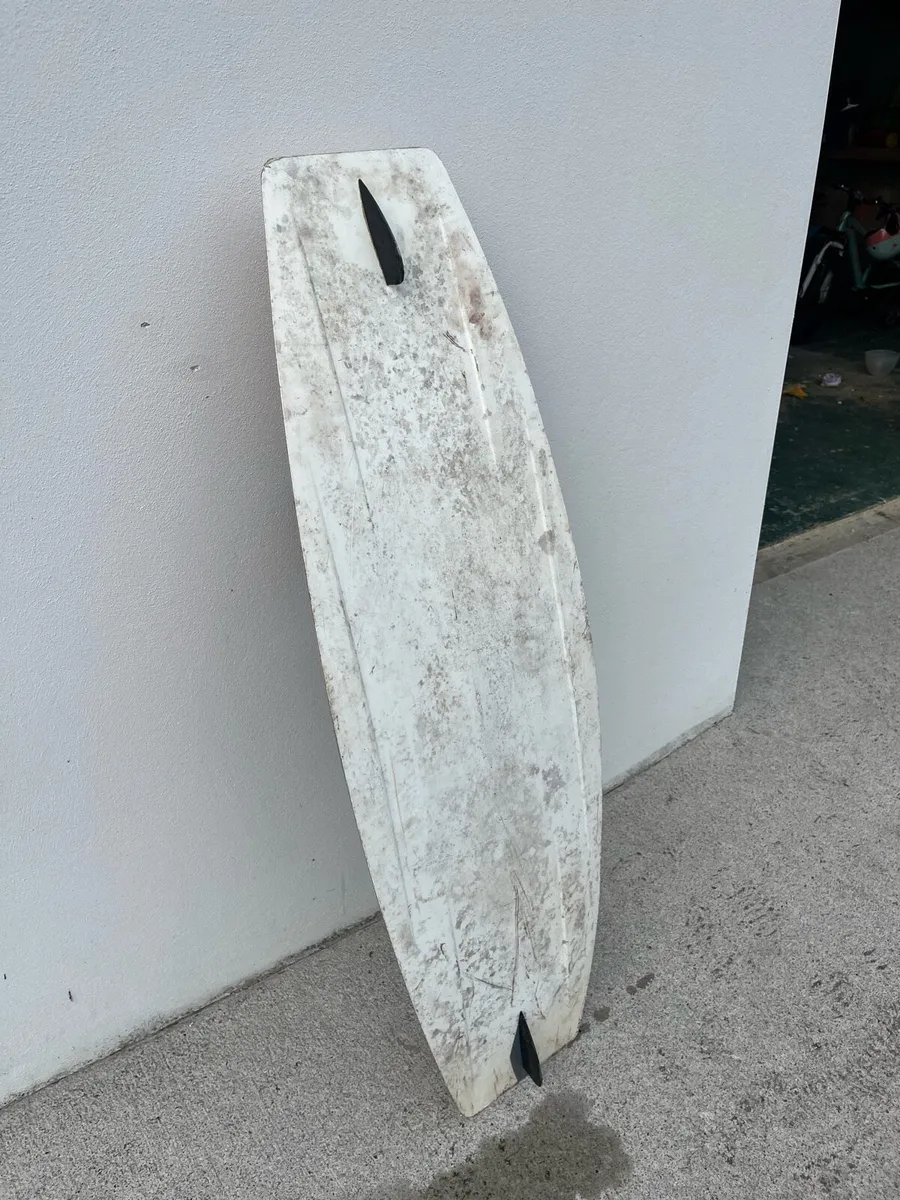 Wake board and 5 life jackets - Image 2