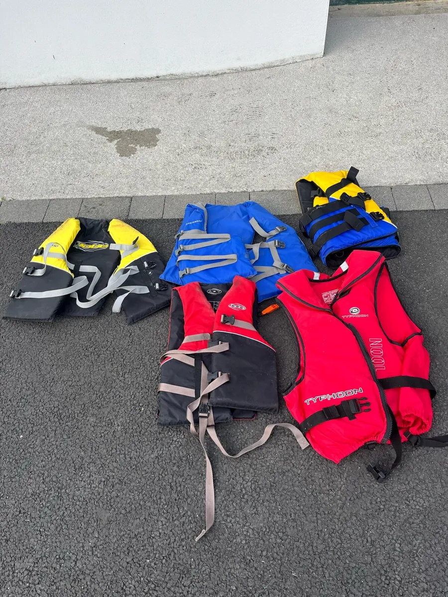 Wake board and 5 life jackets - Image 3