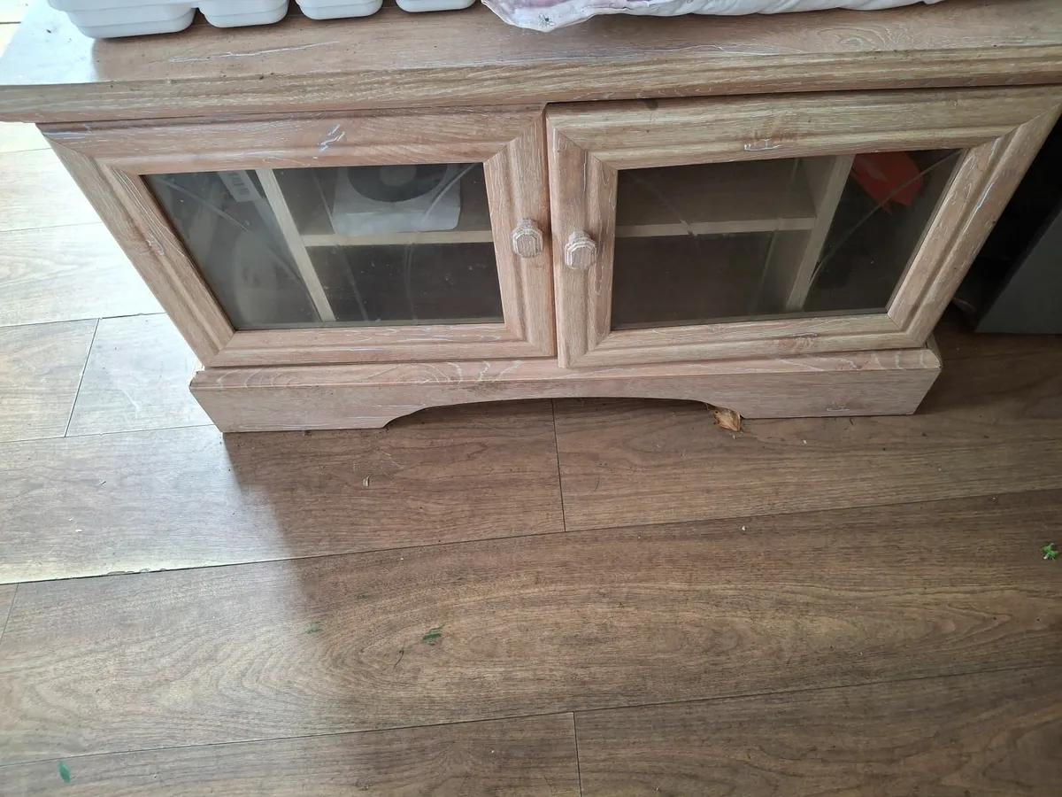 Chairs, tv unit and more - Image 1
